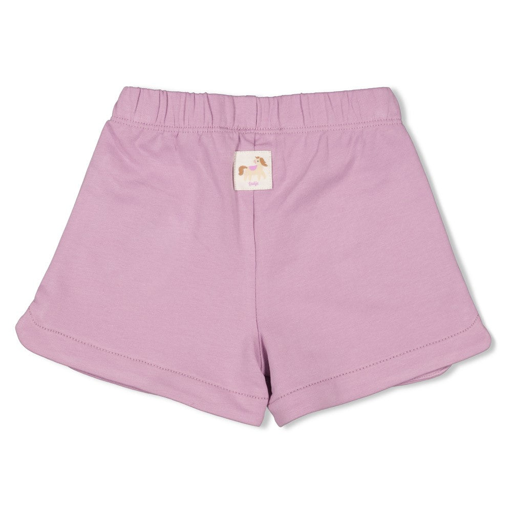 Beschreibung

Die Short - Flower Ranch von Feetje ist das Must-have für warme Tage und aktive Babys. Mit ihrem fröhlichen Farbe und Leichtigkeit in die Sommergarderobe deines Kindes. Das atmungsaktive Material hält dein Baby angenehm kühl, während die bequeme Passform volle Bewegungsfreiheit beim Spielen und Erkunden garantiert. Perfekt kombinierbar mit verschiedenen Oberteilen – diese Short ist ein vielseitiger Begleiter für sonnige Abenteuer. Qualität und Stil, die Babys lieben.