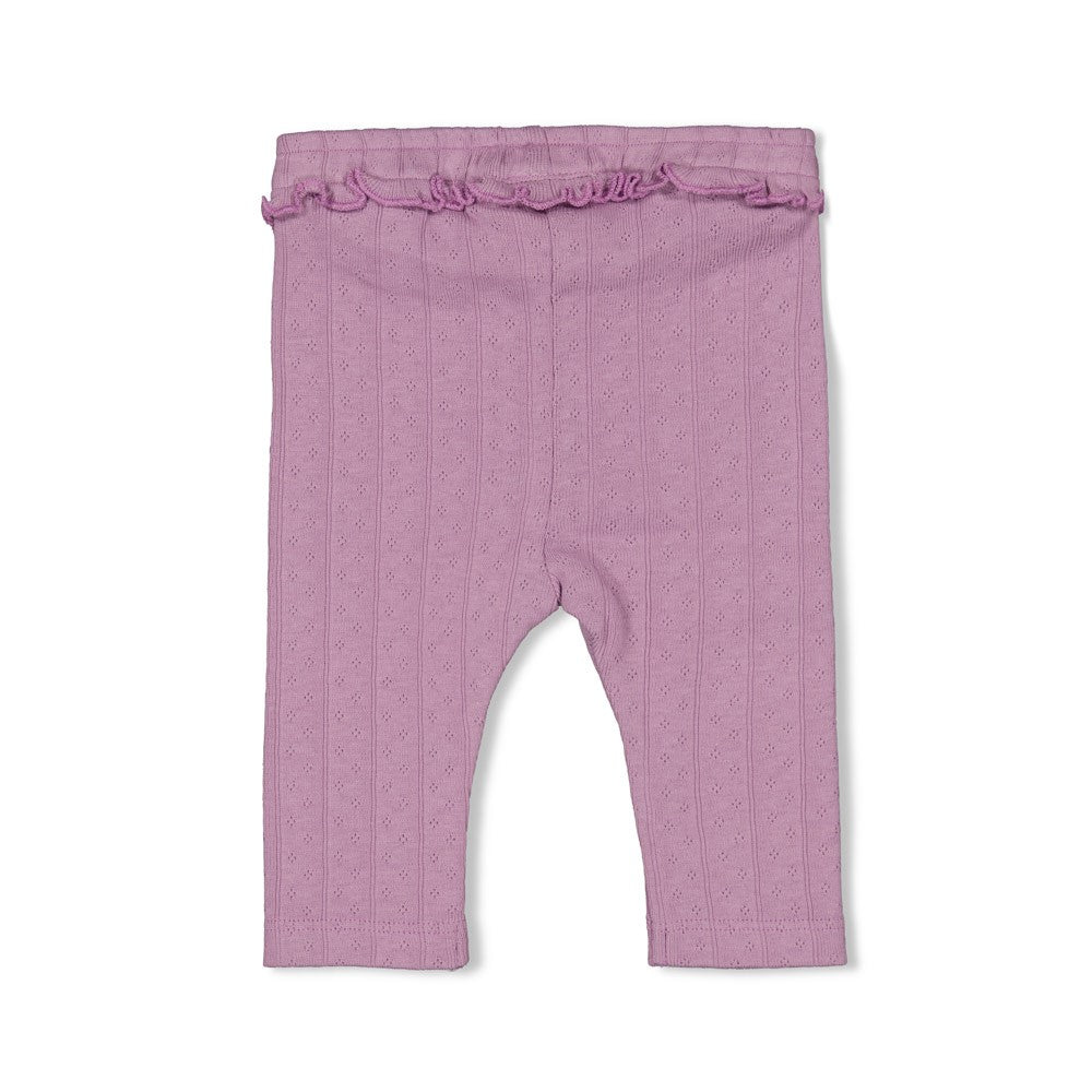 Beschreibung

Die Gerippte Legging Pointelle - Flower Ranch von Feetje verbindet Eleganz mit maximaler Bequemlichkeit für dein Baby. Das feine Pointelle-Rippenmuster sorgt für eine zarte Optik und sanfte Haptik auf empfindlicher Babyhaut. Die elastische Passform wächst mit deinem Kind mit und ermöglicht volle Bewegungsfreiheit bei allen Aktivitäten.&nbsp; Zeitlos schön und praktisch zugleich – die perfekte Grundlage für jeden Tag.