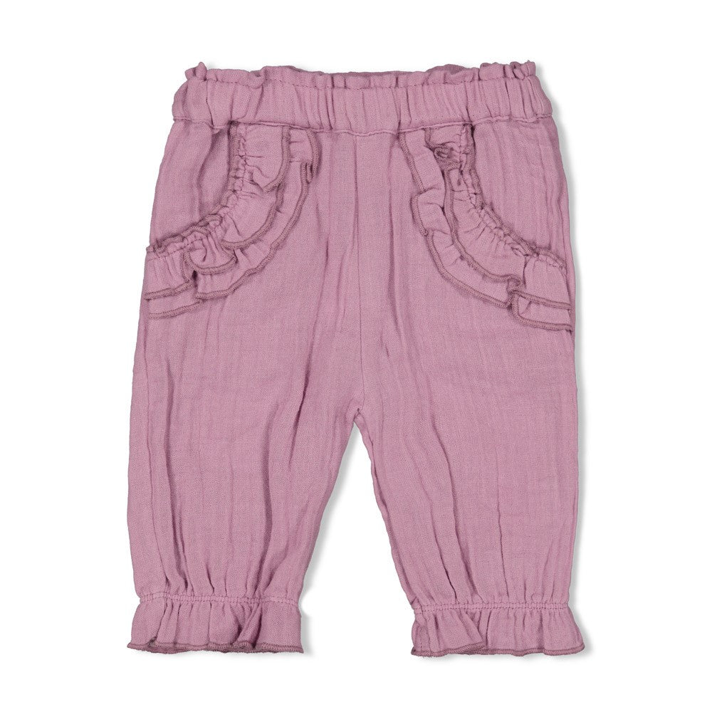 Die Musselinhose aus der Kollektion Flower Ranch von Feetje ist die ideale Wahl für Babys, die Bewegungsfreiheit und Stil brauchen.&nbsp;
