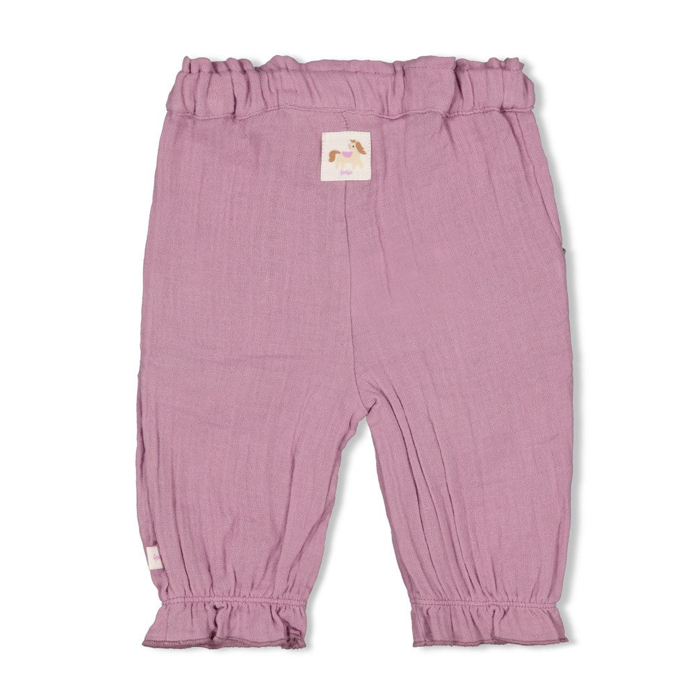 Die Musselinhose aus der Kollektion Flower Ranch von Feetje ist die ideale Wahl für Babys, die Bewegungsfreiheit und Stil brauchen.&nbsp;