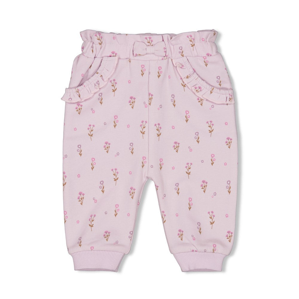 Beschreibung

Entdecke die Hose AOP - Flower Ranch von Feetje, das perfekte Kleidungsstück für dein Baby. Mit ihrem charmanten Blumenmuster bringt diese Hose Farbe und Freude in den Alltag deines Kleinen. Die hochwertige Verarbeitung garantiert Komfort und Langlebigkeit, während das niedliche Design alle Blicke auf sich zieht.
