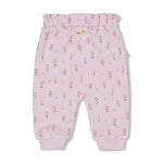 Beschreibung

Entdecke die Hose AOP - Flower Ranch von Feetje, das perfekte Kleidungsstück für dein Baby. Mit ihrem charmanten Blumenmuster bringt diese Hose Farbe und Freude in den Alltag deines Kleinen. Die hochwertige Verarbeitung garantiert Komfort und Langlebigkeit, während das niedliche Design alle Blicke auf sich zieht.