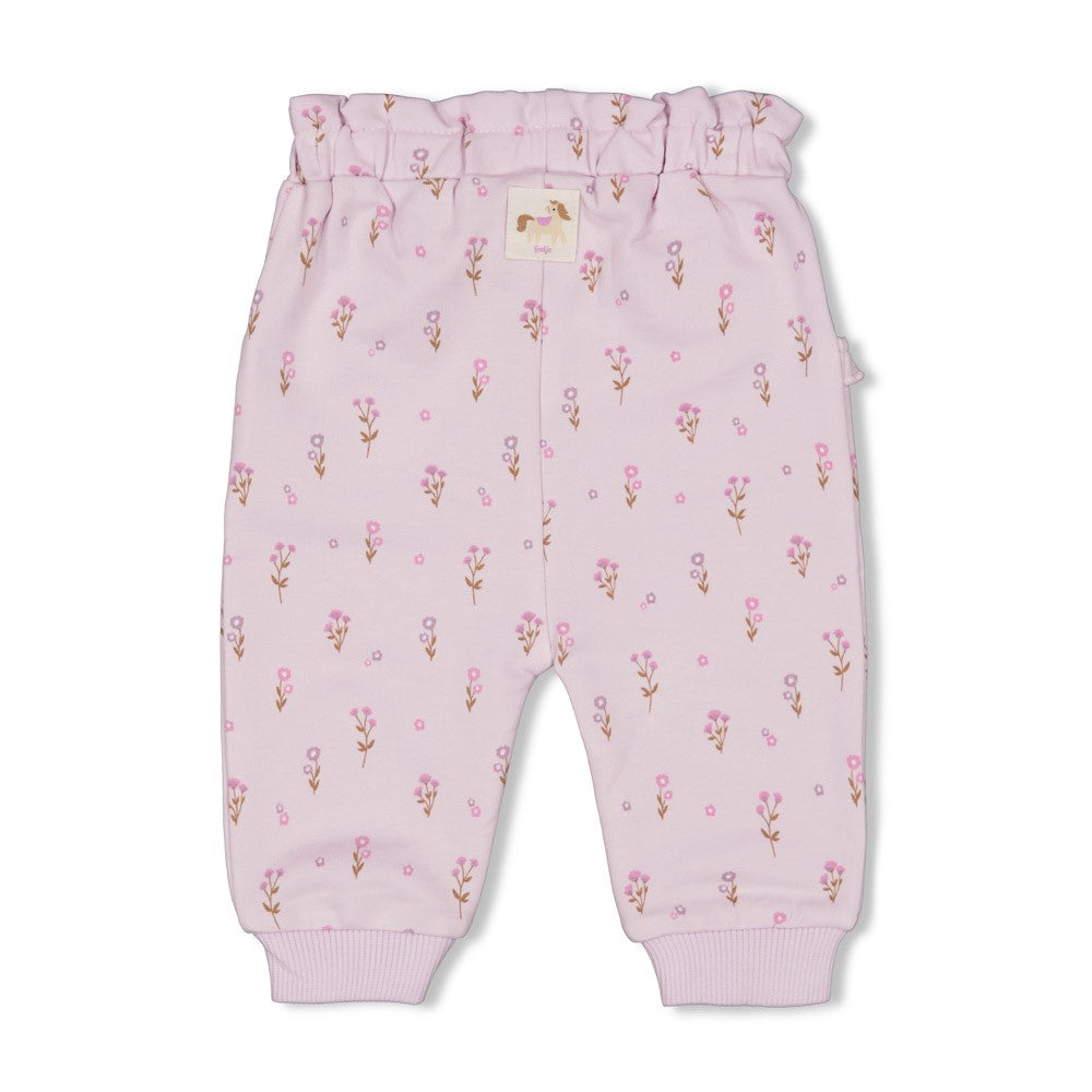 Beschreibung

Entdecke die Hose AOP - Flower Ranch von Feetje, das perfekte Kleidungsstück für dein Baby. Mit ihrem charmanten Blumenmuster bringt diese Hose Farbe und Freude in den Alltag deines Kleinen. Die hochwertige Verarbeitung garantiert Komfort und Langlebigkeit, während das niedliche Design alle Blicke auf sich zieht.