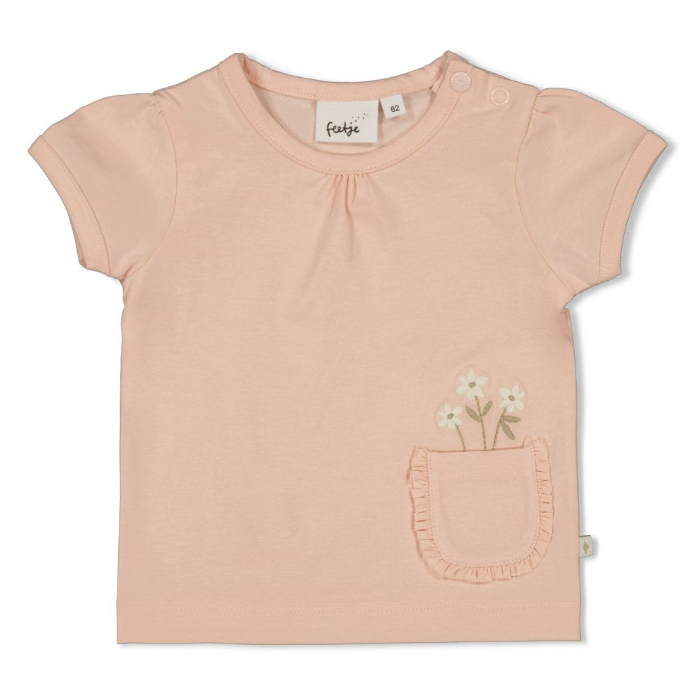 Bescheibung

Entdecke unser T-Shirt "Let Your Dreams Blossom" – das perfekte Stück für deinen Alltag. Das hochwertige Shirt besticht durch sein wunderschönes Blumenmotiv, das Eleganz und Frische ausstrahlt. Aus angenehm weichem Material gefertigt, sitzt das T-Shirt komfortabel und ist dein neuer Lieblingsteiler für jeden Tag.