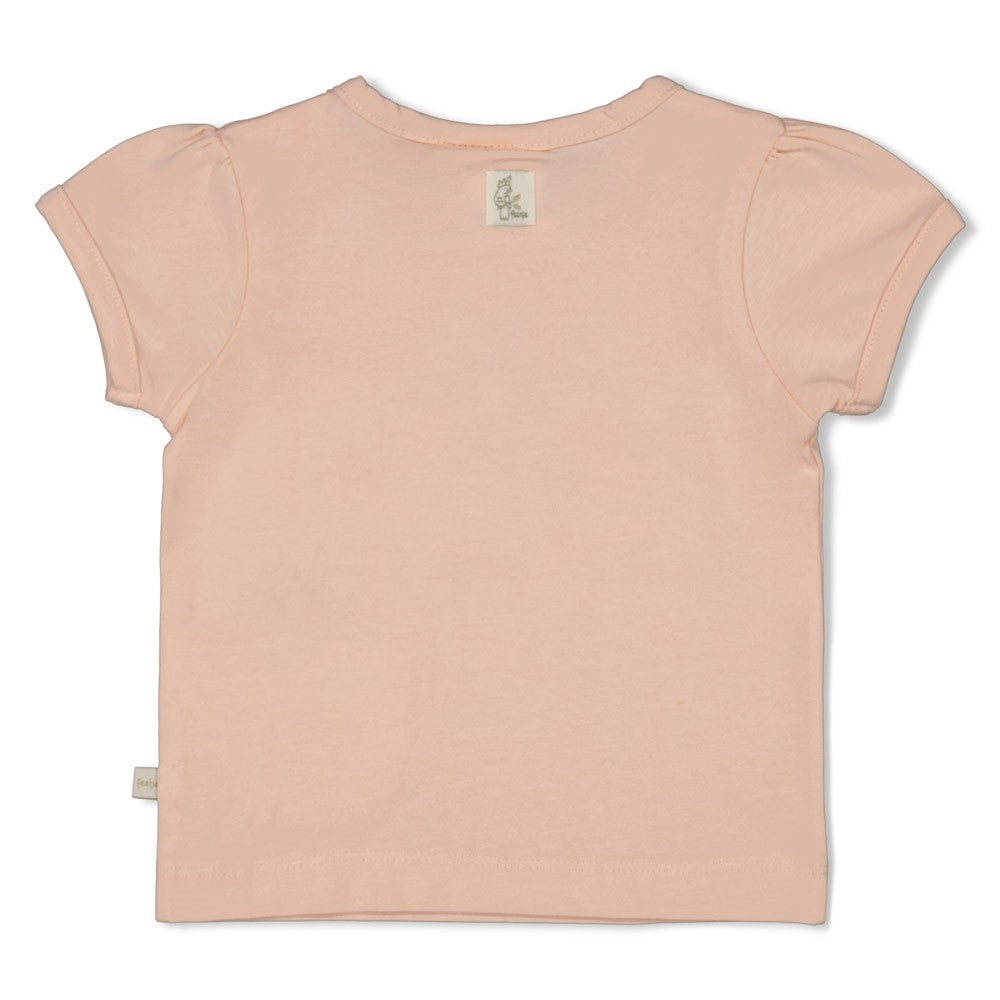 Bescheibung

Entdecke unser T-Shirt "Let Your Dreams Blossom" – das perfekte Stück für deinen Alltag. Das hochwertige Shirt besticht durch sein wunderschönes Blumenmotiv, das Eleganz und Frische ausstrahlt. Aus angenehm weichem Material gefertigt, sitzt das T-Shirt komfortabel und ist dein neuer Lieblingsteiler für jeden Tag.