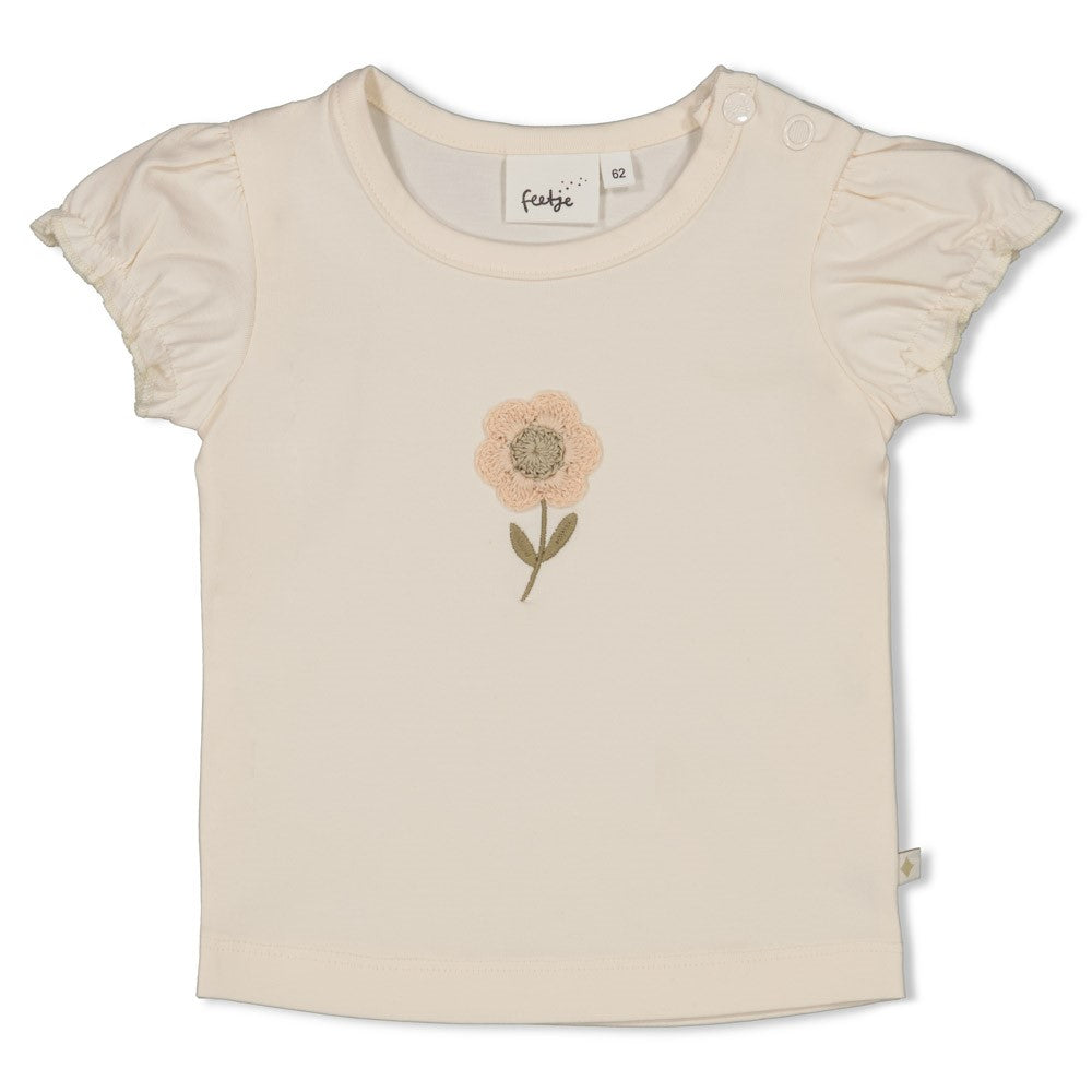 Dieses charmante T-Shirt von Feetje besticht durch eine liebevoll handgefertigte Häkelblume, die jedem Look das gewisse Etwas verleiht.&nbsp;