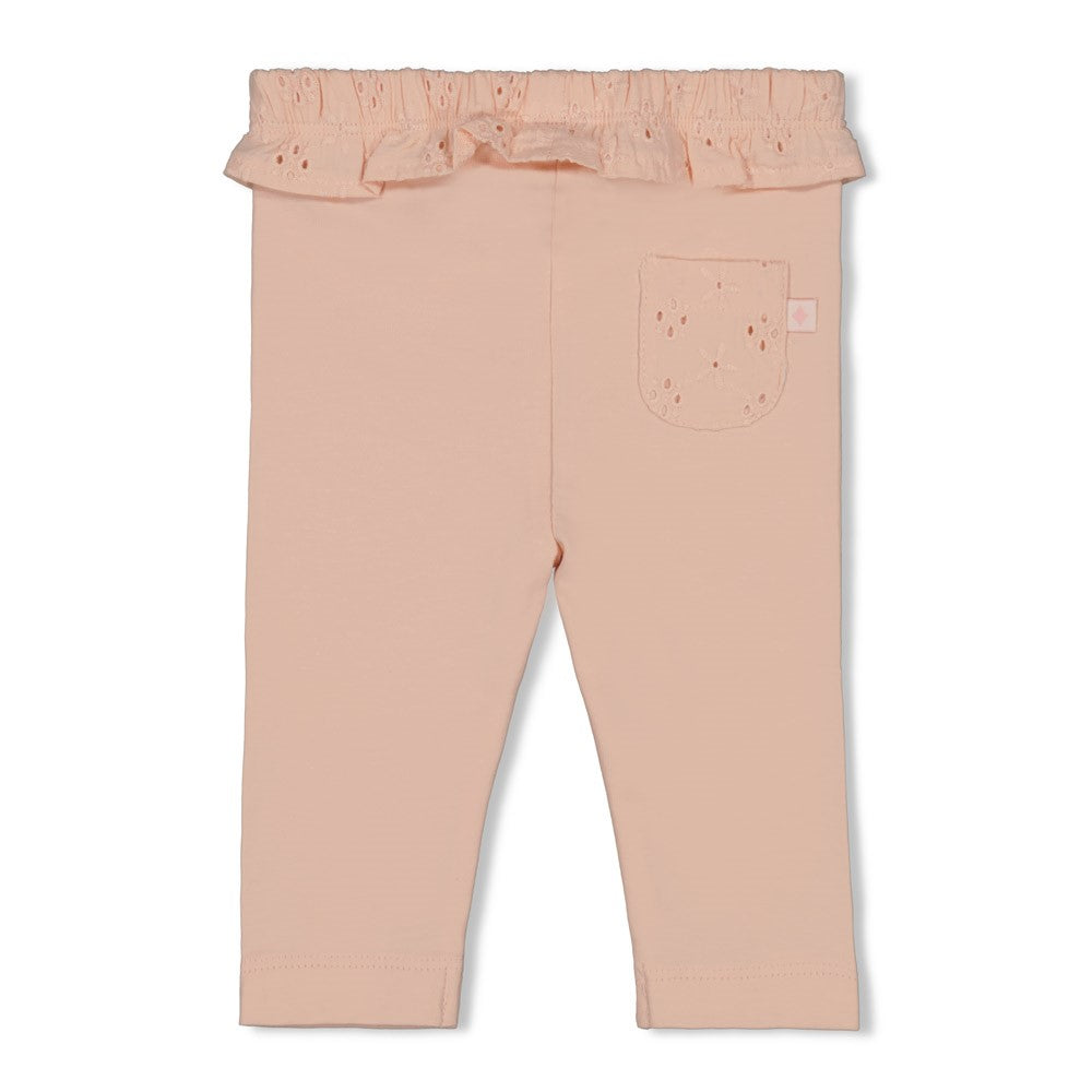 Beschreibung

Komfort und Stil vereint – die Legging von Feetje ist das ideale Everyday-Piece für moderne Mädchen. Gefertigt aus hochwertigen, hautfreundlichen Materialien bietet sie optimale Bewegungsfreiheit. Die perfekte Passform schmiegt sich angenehm an, ohne einzuengen, während die strapazierfähige Verarbeitung lange Haltbarkeit garantiert.