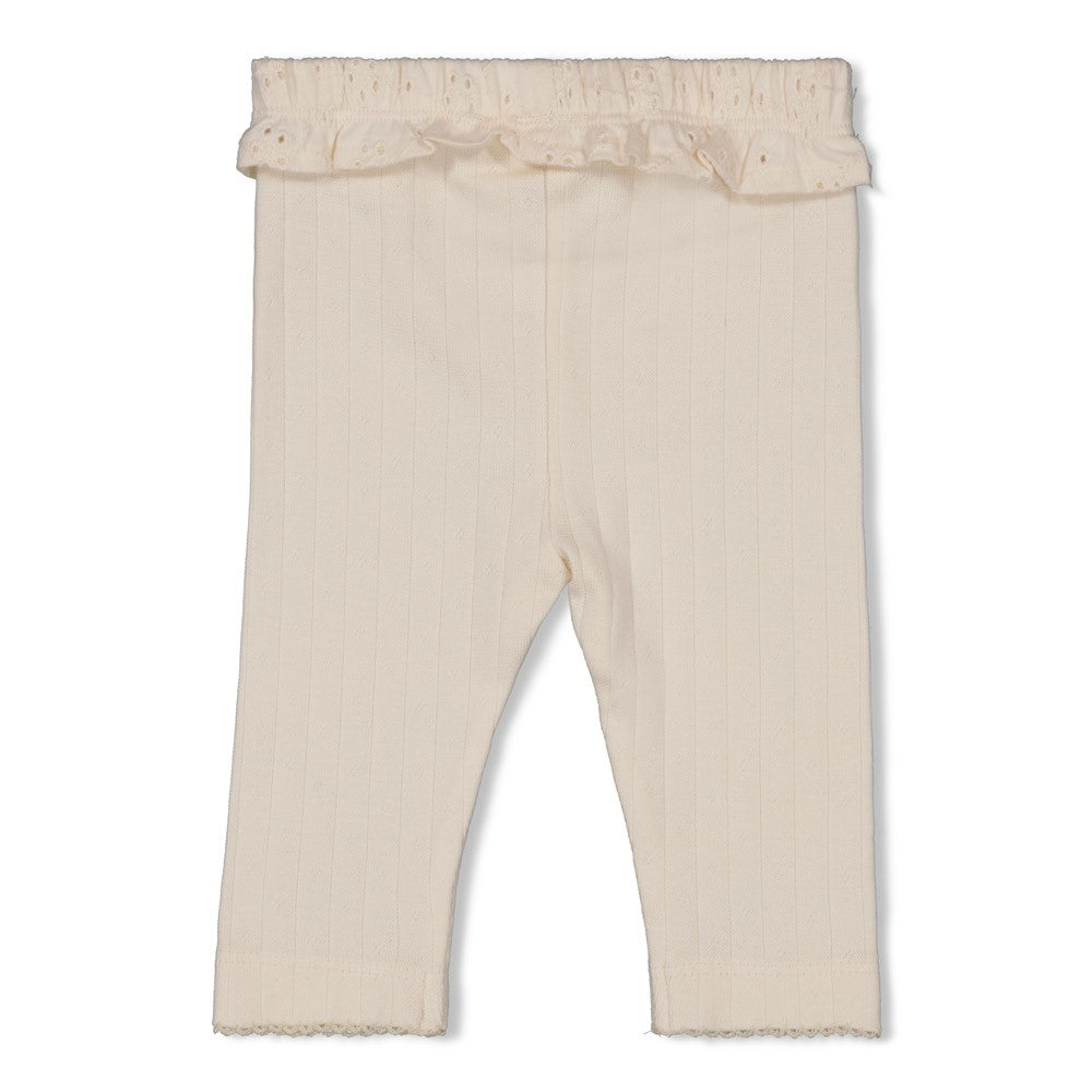 Zarte Pointelle-Struktur trifft auf zeitlose Eleganz – diese gerippten Leggings von Feetje sind das perfekte Basics-Piece für jeden Tag. Die weiche, atmungsaktive Qualität schmiegt sich angenehm an die Haut und bietet maximalen Tragekomfort für aktive Mädchen. Das subtile Muster verleiht dem klassischen Design eine raffinierte Note, während die elastische Passform Bewegungsfreiheit garantiert.