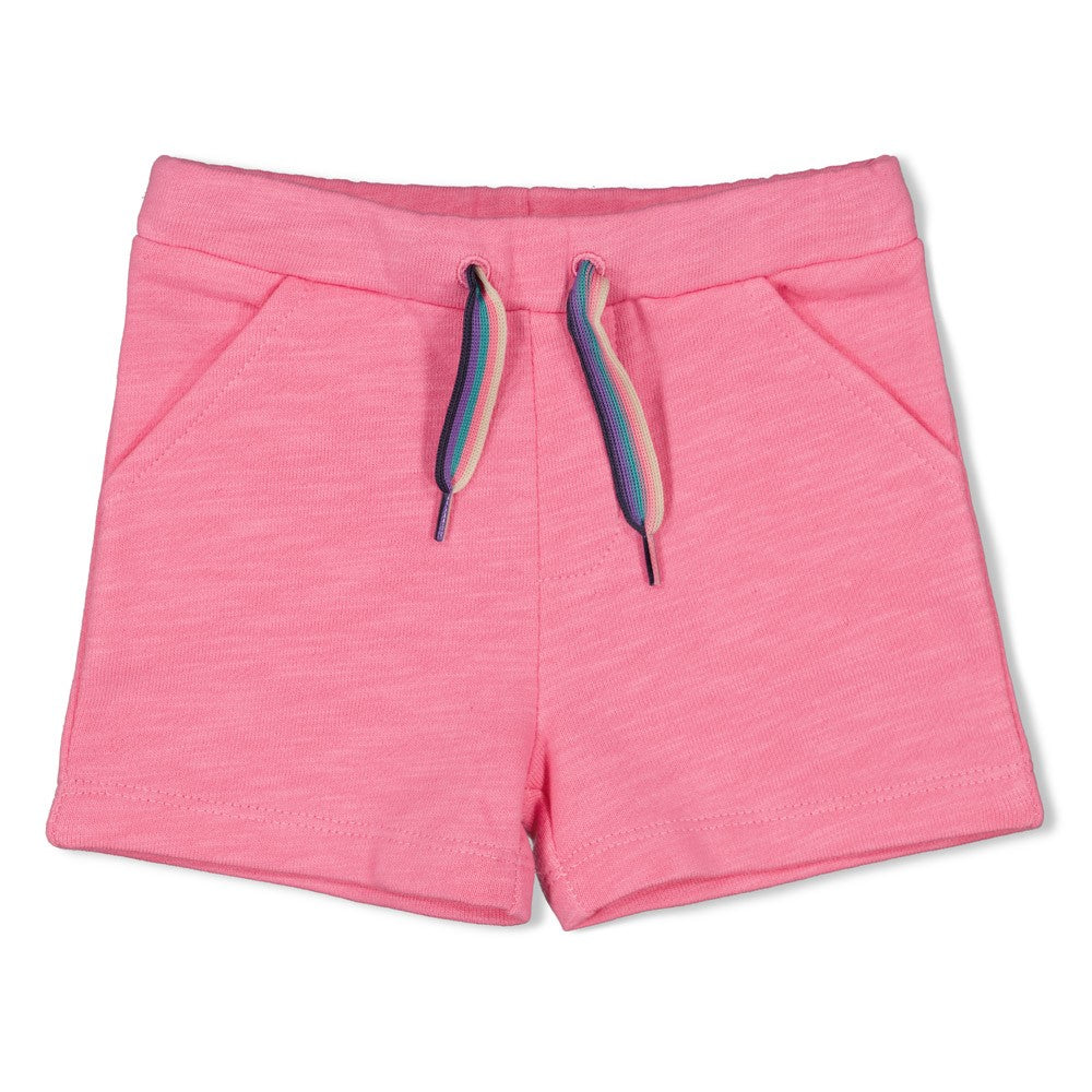Beschreibung

Diese gemütlichen Shorts in zartem Pink von Jubel sind dein neuer Lieblings-Begleiter für warme Tage. Das weiche Material schmiegt sich angenehm an die Haut und bietet maximalen Komfort für den ganzen Tag. Die lockere Passform ermöglicht volle Bewegungsfreiheit – ideal zum Spielen, Entspannen oder für Freizeitaktivitäten. Das klassische Pink ist zeitlos schön und lässt sich mühelos zu verschiedenen Tops und Accessoires kombinieren.