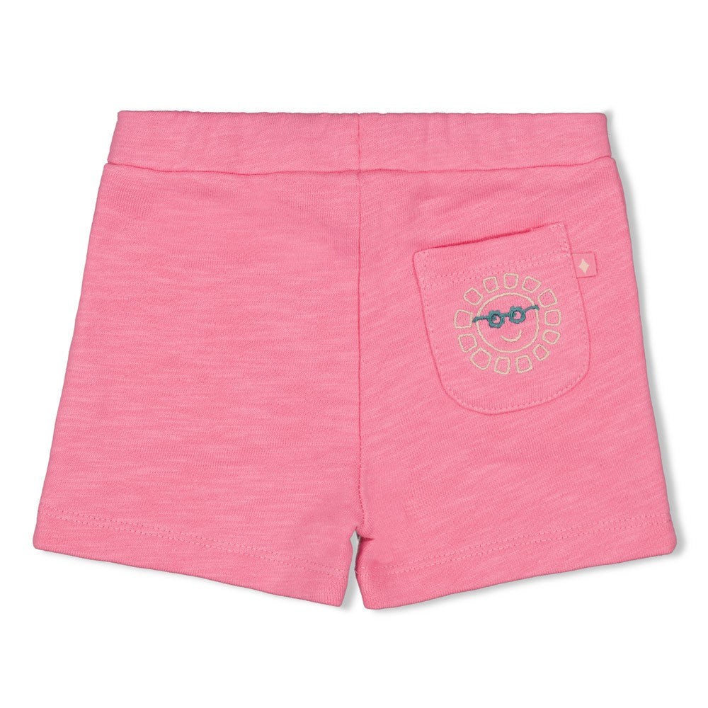 Beschreibung

Diese gemütlichen Shorts in zartem Pink von Jubel sind dein neuer Lieblings-Begleiter für warme Tage. Das weiche Material schmiegt sich angenehm an die Haut und bietet maximalen Komfort für den ganzen Tag. Die lockere Passform ermöglicht volle Bewegungsfreiheit – ideal zum Spielen, Entspannen oder für Freizeitaktivitäten. Das klassische Pink ist zeitlos schön und lässt sich mühelos zu verschiedenen Tops und Accessoires kombinieren.