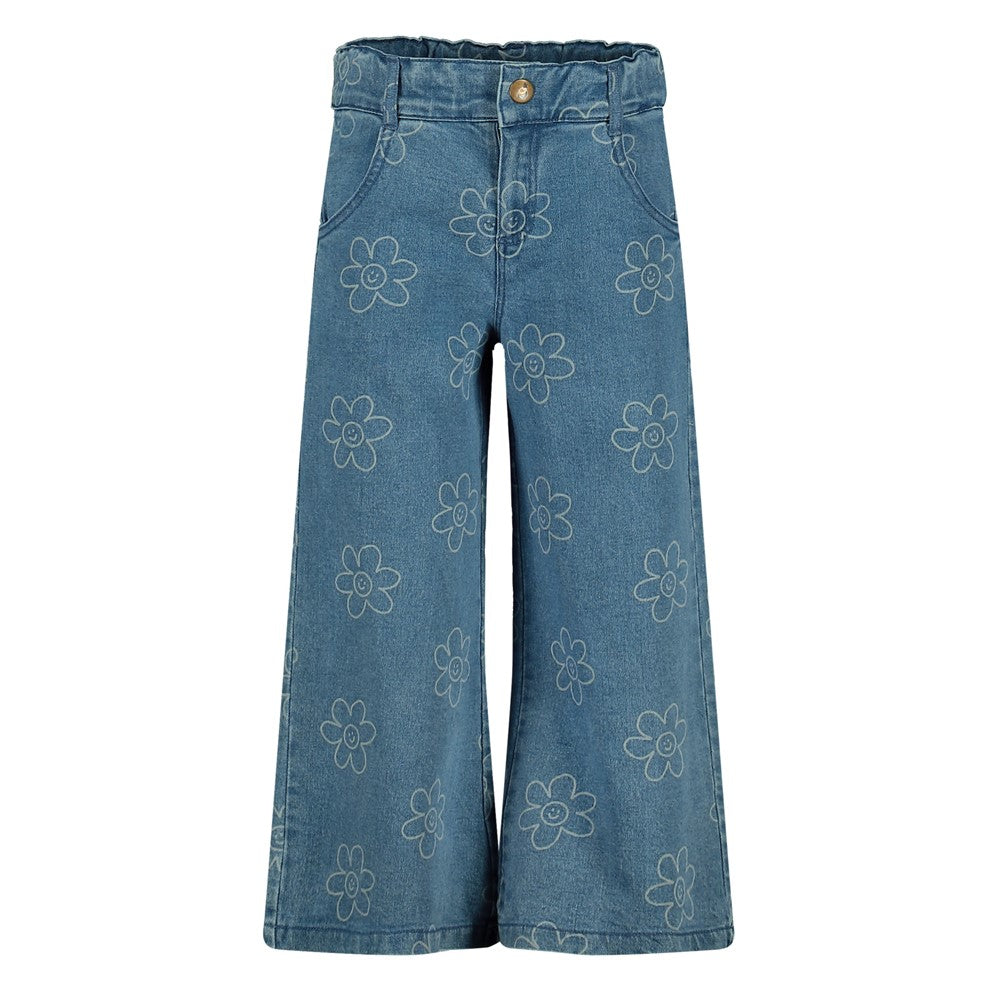 Beschreibung

Diese ausgestellte Jeans von Jubel mit ihrem dezenten Blumenmuster ist der Klassiker mit einem modernen Twist. Das subtile All-Over-Print-Design verleiht der Wide-Leg-Silhouette eine verspielte Note, ohne dabei zu überladen zu wirken. Die hochwertige Denim-Qualität bietet perfekten Sitz und Bewegungsfreiheit für den ganzen Tag.&nbsp;