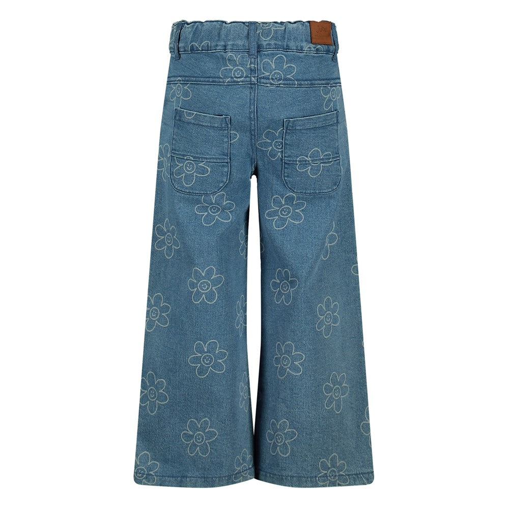Beschreibung

Diese ausgestellte Jeans von Jubel mit ihrem dezenten Blumenmuster ist der Klassiker mit einem modernen Twist. Das subtile All-Over-Print-Design verleiht der Wide-Leg-Silhouette eine verspielte Note, ohne dabei zu überladen zu wirken. Die hochwertige Denim-Qualität bietet perfekten Sitz und Bewegungsfreiheit für den ganzen Tag.&nbsp;