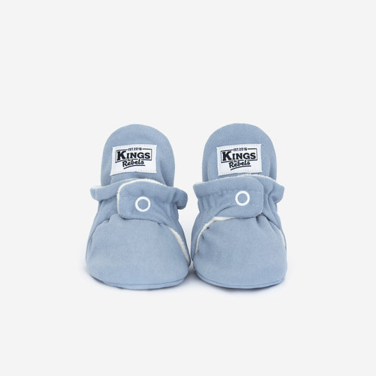 Beschreibung

Die Kings &amp; Rebels Baby Booties wurden mit einem einfachen und praktischen Druckknopf- Verschluss entworfen, was das Anziehen von strampelnden Babys in wenigen Sekunden ermöglicht.

Der komplett um die Ferse verlaufende und über dem Knöchel sitzende, integrierte Gummizug verhindert auch bei sehr aktiven Babys das Herunterrutschen des Booties.

Die Booties passen sich perfekt an die individuelle Form der Babyfüße an und schränken somit die natürliche Entwicklung in keinster Weise ein.&nbsp;