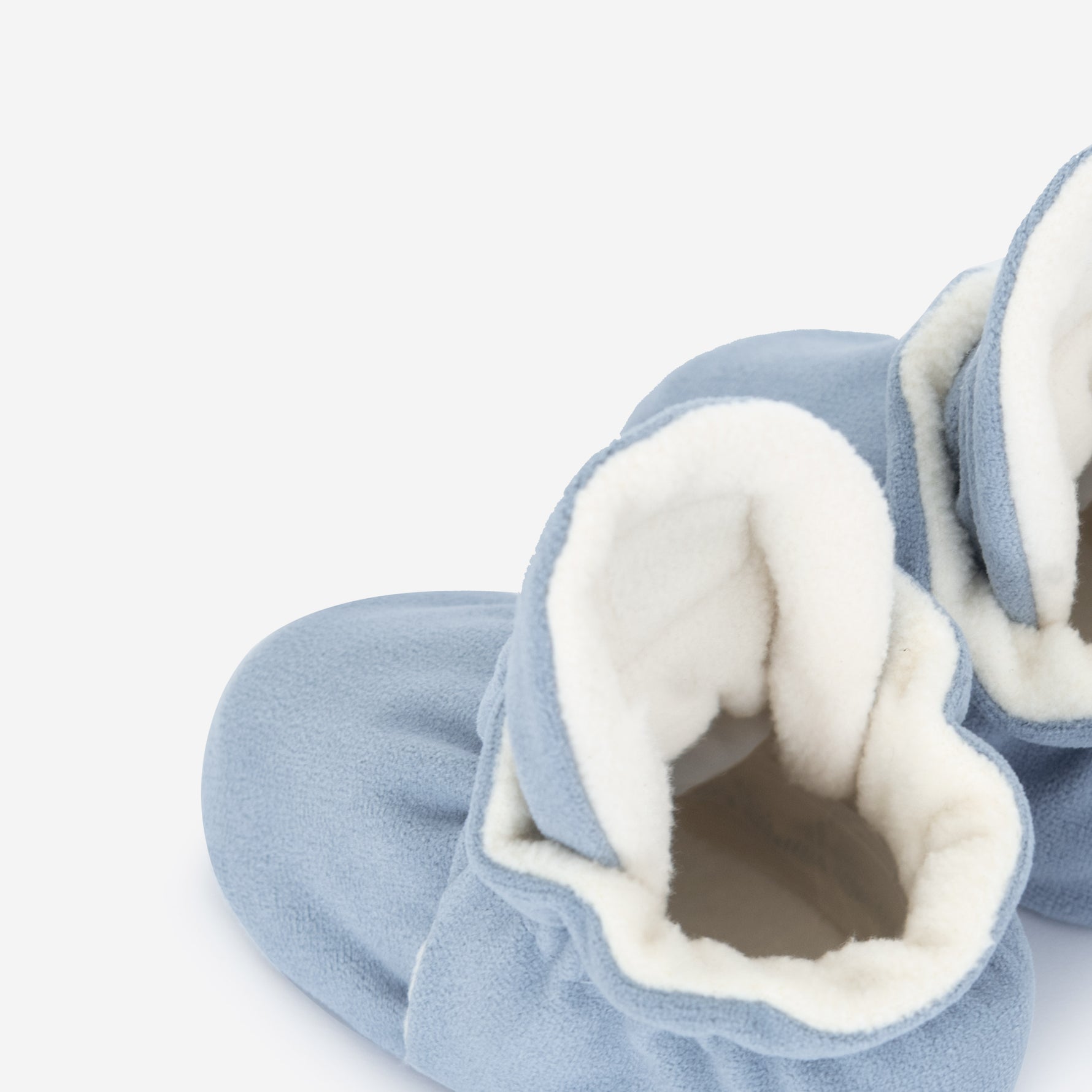 Beschreibung

Die Kings &amp; Rebels Baby Booties wurden mit einem einfachen und praktischen Druckknopf- Verschluss entworfen, was das Anziehen von strampelnden Babys in wenigen Sekunden ermöglicht.

Der komplett um die Ferse verlaufende und über dem Knöchel sitzende, integrierte Gummizug verhindert auch bei sehr aktiven Babys das Herunterrutschen des Booties.

Die Booties passen sich perfekt an die individuelle Form der Babyfüße an und schränken somit die natürliche Entwicklung in keinster Weise ein.&nbsp;