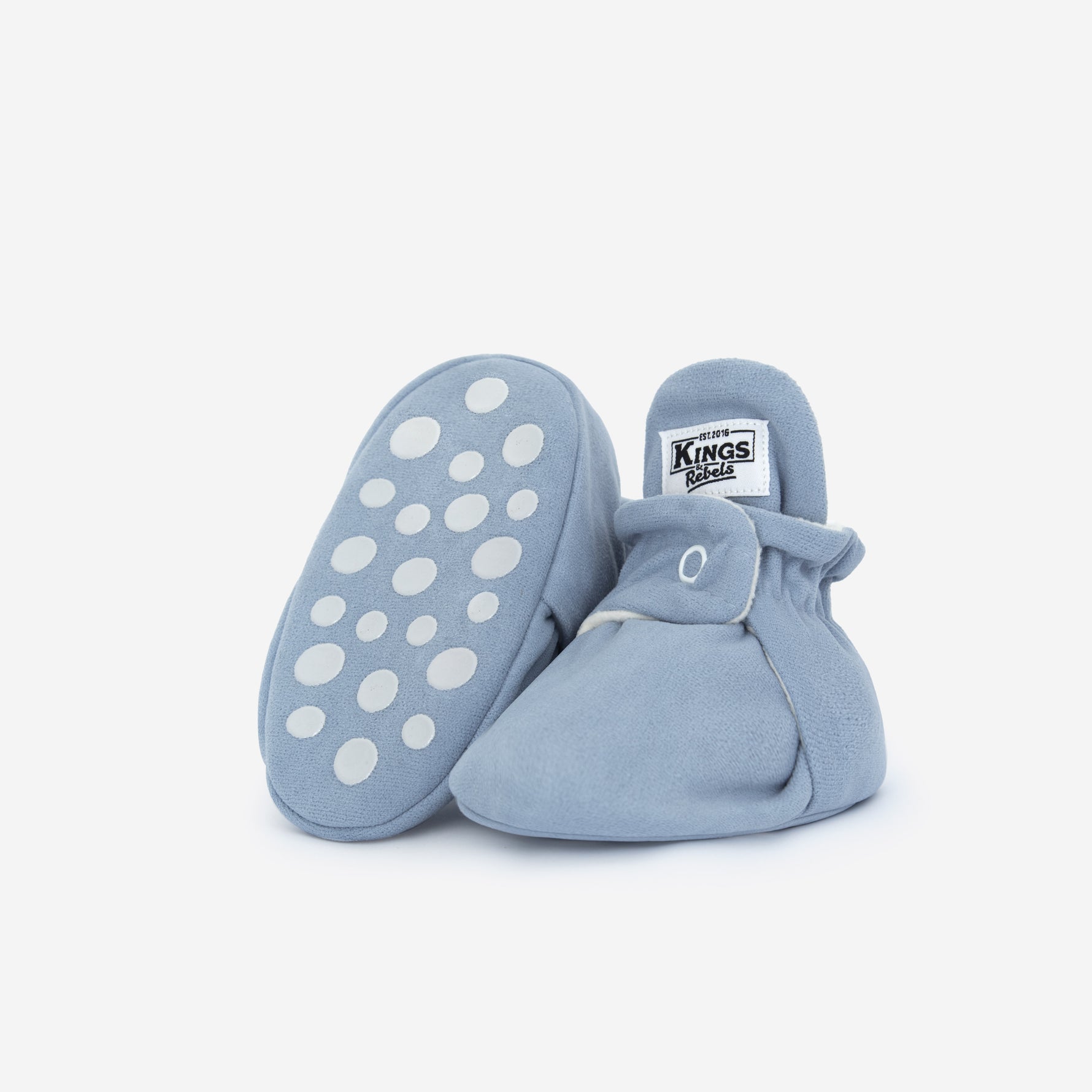 Beschreibung

Die Kings &amp; Rebels Baby Booties wurden mit einem einfachen und praktischen Druckknopf- Verschluss entworfen, was das Anziehen von strampelnden Babys in wenigen Sekunden ermöglicht.

Der komplett um die Ferse verlaufende und über dem Knöchel sitzende, integrierte Gummizug verhindert auch bei sehr aktiven Babys das Herunterrutschen des Booties.

Die Booties passen sich perfekt an die individuelle Form der Babyfüße an und schränken somit die natürliche Entwicklung in keinster Weise ein.&nbsp;