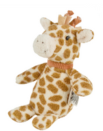 Das Kuscheltier S Giraffe Kaya ist weich, klein und ideal für Kinderhände. Es hat eine integrierte Rassel, die die Sinne fördert, und ist waschbar für einfache Pflege. Das niedliche Design mit Halstuch macht es zum perfekten Begleiter zum Kuscheln und Spielen.