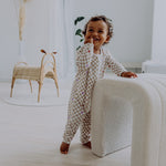 Die Emma &amp; Noah Babyschlafanzüge aus weicher Rippenstruktur sorgen für süße Träume ohne Sorgen. Der luftige Viskose-Baumwoll-Mix hält dein Baby angenehm trocken und bequem. Mit dem praktischen Reißverschluss vorne geht das An- und Ausziehen sowie das Wickeln spielend leicht. Der kleine Kinnschutz bewahrt zarte Babyhaut vor Druckstellen. Offene Füßchen laden zum ersten Entdecken und Toben ein – perfekt für kleine Abenteuerlustige!