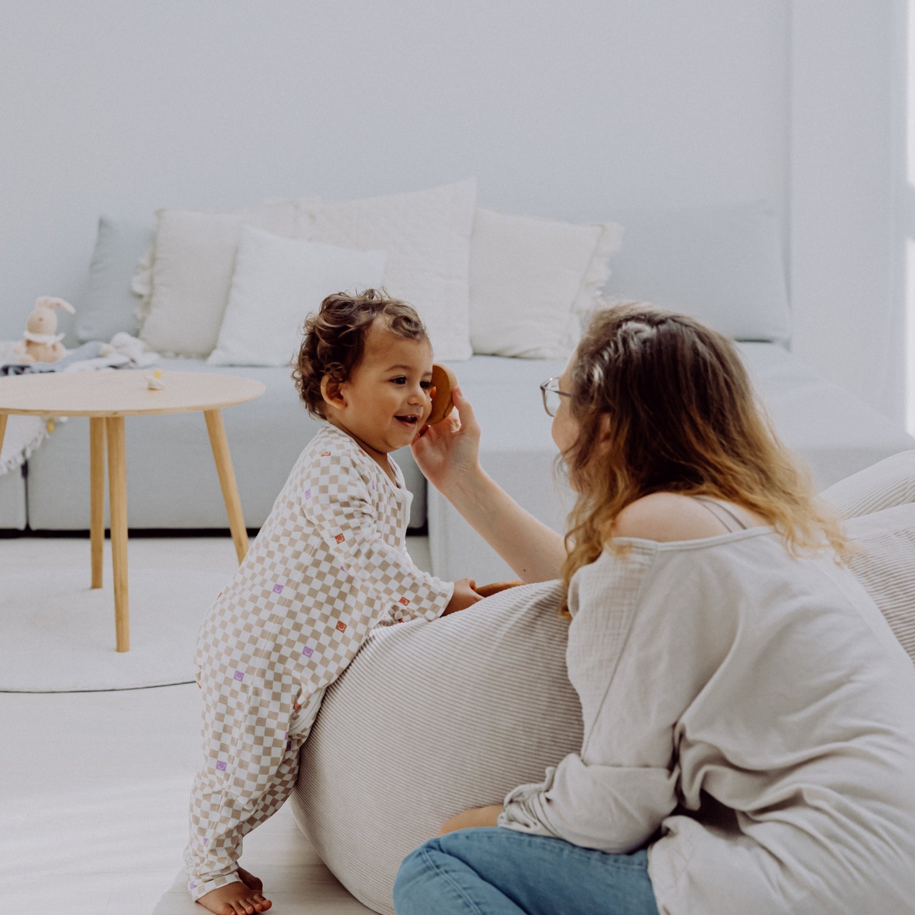 Die Emma &amp; Noah Babyschlafanzüge aus weicher Rippenstruktur sorgen für süße Träume ohne Sorgen. Der luftige Viskose-Baumwoll-Mix hält dein Baby angenehm trocken und bequem. Mit dem praktischen Reißverschluss vorne geht das An- und Ausziehen sowie das Wickeln spielend leicht. Der kleine Kinnschutz bewahrt zarte Babyhaut vor Druckstellen. Offene Füßchen laden zum ersten Entdecken und Toben ein – perfekt für kleine Abenteuerlustige!