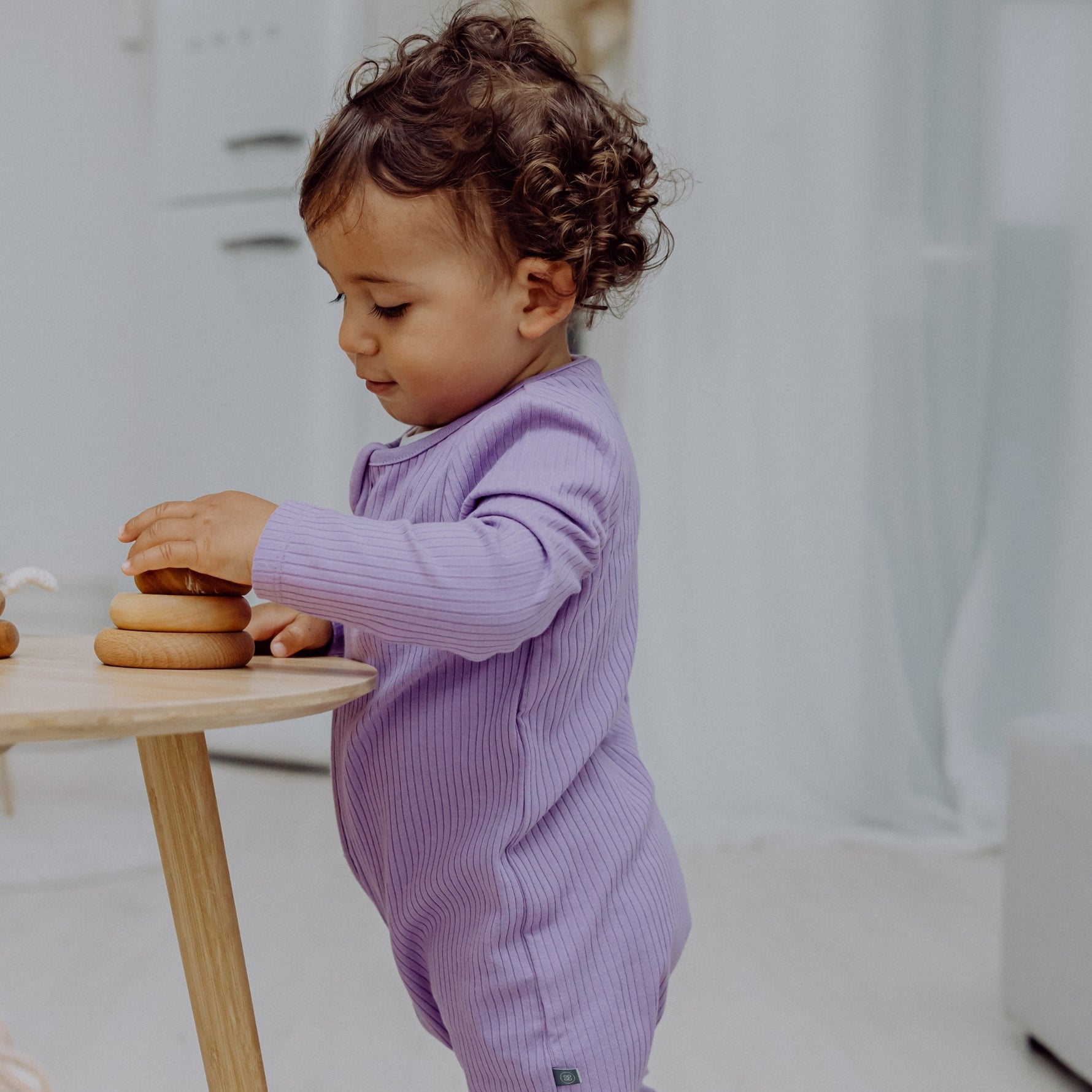 Die Emma &amp; Noah Babyschlafanzüge aus weicher Rippenstruktur sorgen für süße Träume ohne Sorgen. Der luftige Viskose-Baumwoll-Mix hält dein Baby angenehm trocken und bequem. Mit dem praktischen Reißverschluss vorne geht das An- und Ausziehen sowie das Wickeln spielend leicht. Der kleine Kinnschutz bewahrt zarte Babyhaut vor Druckstellen. Offene Füßchen laden zum ersten Entdecken und Toben ein – perfekt für kleine Abenteuerlustige!