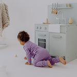 Die Emma &amp; Noah Babyschlafanzüge aus weicher Rippenstruktur sorgen für süße Träume ohne Sorgen. Der luftige Viskose-Baumwoll-Mix hält dein Baby angenehm trocken und bequem. Mit dem praktischen Reißverschluss vorne geht das An- und Ausziehen sowie das Wickeln spielend leicht. Der kleine Kinnschutz bewahrt zarte Babyhaut vor Druckstellen. Offene Füßchen laden zum ersten Entdecken und Toben ein – perfekt für kleine Abenteuerlustige!