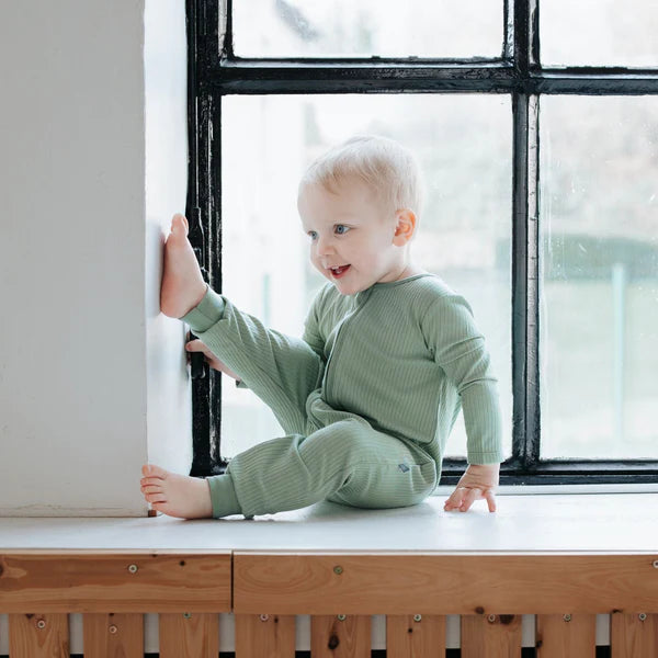 Der langärmlige Schlafanzug aus atmungsaktivem Viskose-Baumwoll-Mix sorgt für angenehmen Babyschlaf. Der praktische Frontreißverschluss mit Kinnschutz erleichtert das An- und Ausziehen sowie das Wickeln. Offene Füße unterstützen die ersten Schritte und Entdeckungen Ihres Kindes.