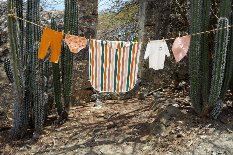 Der einfarbig pinke Baby Sonnenhut schützt dank UV-Schutz 80 &amp; Nackenschutz die empfindliche Kopfhaut von Babys und Kleinkindern. Sein schnelltrocknendes Obermaterial und die praktischen Bindebänder sorgen für unbeschwerte Sommertage.