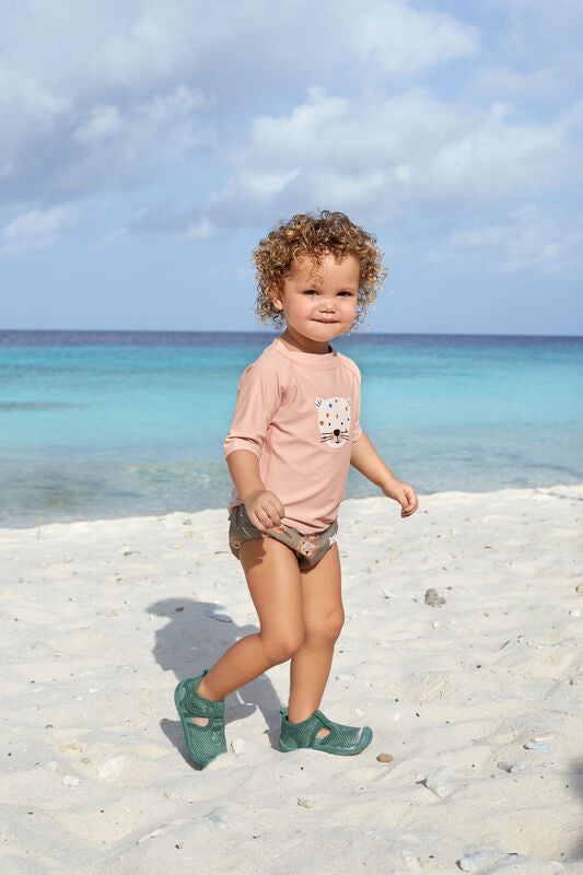 Die Baby Schwimmwindel mit dem Wildkatzen Print bietet eine schöne und umweltfreundliche Alternative zur Einwegwindel. Ihr saugfähiges Innenfutter hält die Kinderhaut trocken und größere Missgeschicke im Wasser auf.