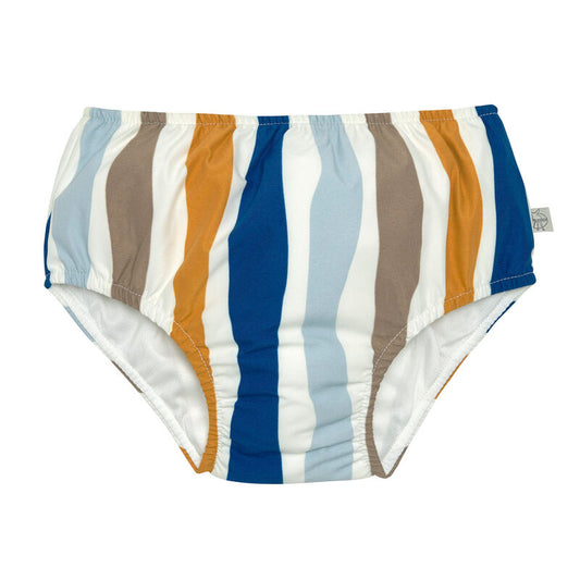 Die blaue Baby Schwimmwindel mit dem Wellen Print bietet eine schöne und umweltfreundliche Alternative zur Einwegwindel. Ihr saugfähiges Innenfutter hält die Kinderhaut trocken und größere Missgeschicke im Wasser auf.