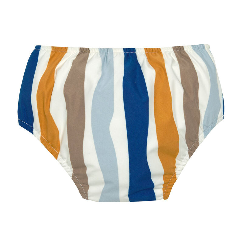 Die blaue Baby Schwimmwindel mit dem Wellen Print bietet eine schöne und umweltfreundliche Alternative zur Einwegwindel. Ihr saugfähiges Innenfutter hält die Kinderhaut trocken und größere Missgeschicke im Wasser auf.