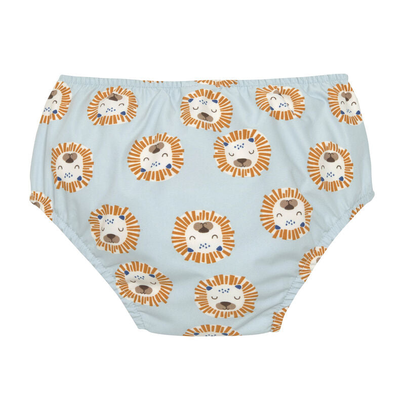 Die Baby Schwimmwindel mit dem Löwen Print bietet eine schöne und umweltfreundliche Alternative zur Einwegwindel. Ihr saugfähiges Innenfutter hält die Kinderhaut trocken und größere Missgeschicke im Wasser auf.