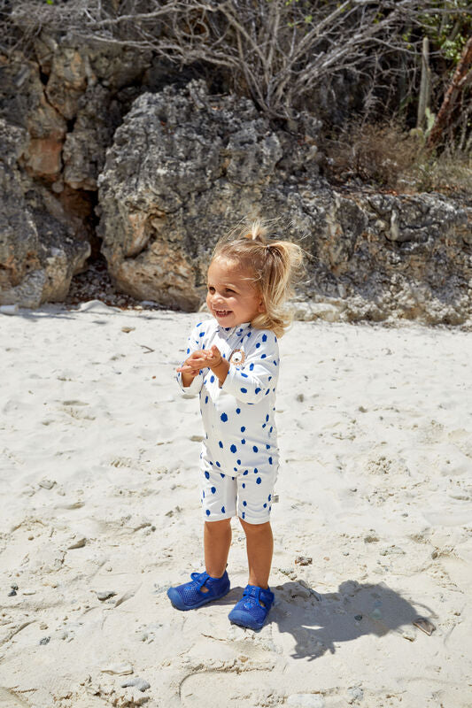 Die blauen Kinder Badeschuhe sind leicht, atmungsaktiv und schnell trocknend. Ihre flexible Antirutsch-Sohle und die praktischen Klettverschlüsse sorgen für einen optimalen Halt. Die Baby Sandalen sind ideal für den Strand.