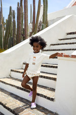 Das weiße, kurzärmelige Kinder UV Shirt mit UV-Schutz 60 kommt mit einem Kamel Print und extra weichem Stoff. Das atmungsaktive und schnelltrocknende Material sorgt für eine angenehme Passform und Badespaß