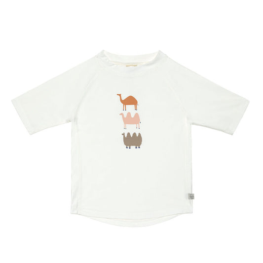 Das weiße, kurzärmelige Kinder UV Shirt mit UV-Schutz 60 kommt mit einem Kamel Print und extra weichem Stoff. Das atmungsaktive und schnelltrocknende Material sorgt für eine angenehme Passform und Badespaß