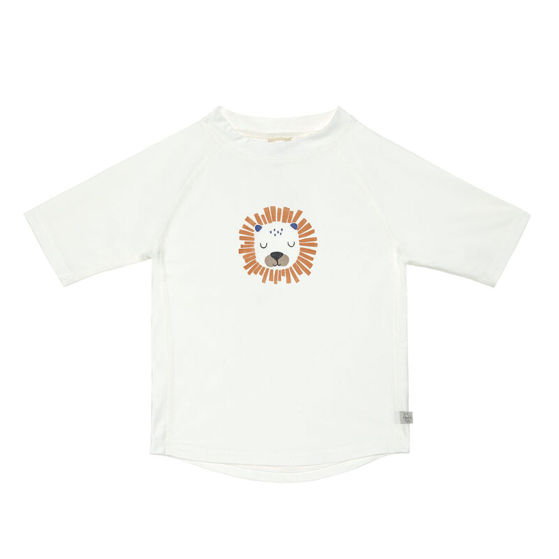 Das weiße, kurzärmelige Kinder UV Shirt mit UV-Schutz 60 kommt mit einem Löwen Print und extra weichem Stoff. Das atmungsaktive und schnelltrocknende Material sorgt für eine angenehme Passform und Badespaß.