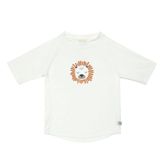 Das weiße, kurzärmelige Kinder UV Shirt mit UV-Schutz 60 kommt mit einem Löwen Print und extra weichem Stoff. Das atmungsaktive und schnelltrocknende Material sorgt für eine angenehme Passform und Badespaß.