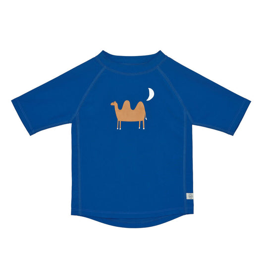 Das blaue, kurzärmelige Kinder UV Shirt mit UV-Schutz 60 kommt mit einem Kamel Print und extra weichem Stoff. Das atmungsaktive und schnelltrocknende Material sorgt für eine angenehme Passform und Badespaß.