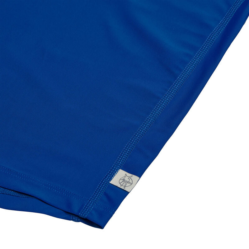 Das blaue, kurzärmelige Kinder UV Shirt mit UV-Schutz 60 kommt mit einem Kamel Print und extra weichem Stoff. Das atmungsaktive und schnelltrocknende Material sorgt für eine angenehme Passform und Badespaß.