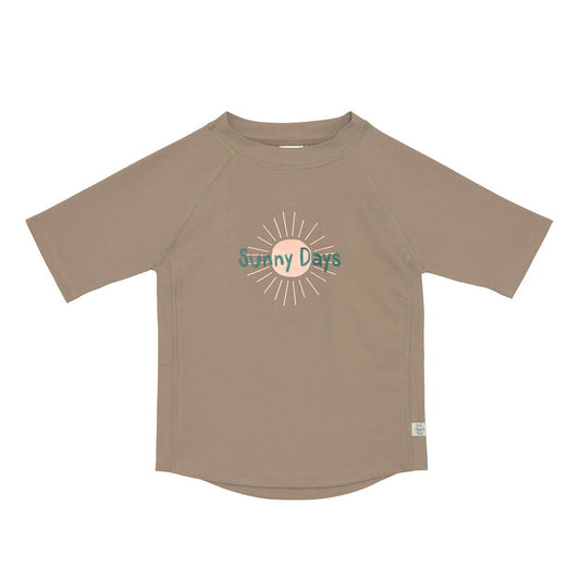 Das braune, kurzärmelige Kinder UV Shirt mit UV-Schutz 60 kommt mit dem Sonnen Print und extra weichem Stoff. Das atmungsaktive und schnelltrocknende Material sorgt für eine angenehme Passform und Badespaß.