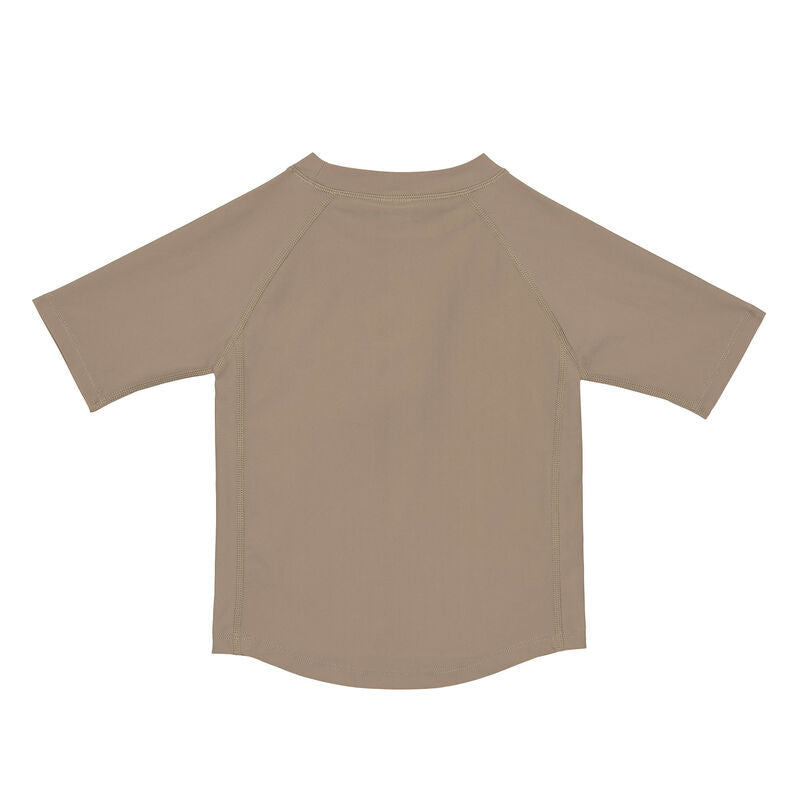 Das braune, kurzärmelige Kinder UV Shirt mit UV-Schutz 60 kommt mit dem Sonnen Print und extra weichem Stoff. Das atmungsaktive und schnelltrocknende Material sorgt für eine angenehme Passform und Badespaß.
