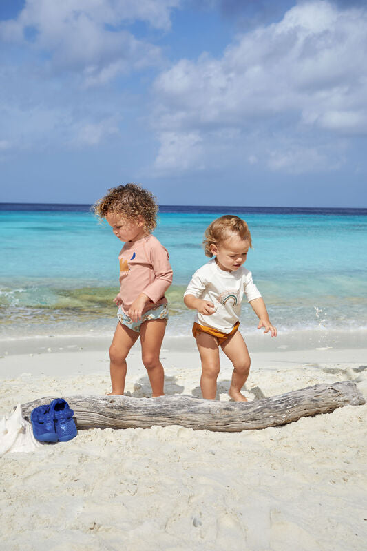 Die Baby Schwimmwindel mit dem Löwen Print bietet eine schöne und umweltfreundliche Alternative zur Einwegwindel. Ihr saugfähiges Innenfutter hält die Kinderhaut trocken und größere Missgeschicke im Wasser auf.