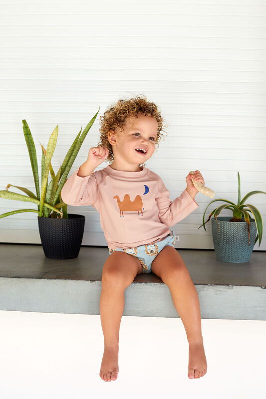 Das rosa, kurzärmelige Kinder UV Shirt mit UV-Schutz 60 kommt mit dem Leopard Print und extra weichem Stoff. Das atmungsaktive und schnelltrocknende Material sorgt für eine angenehme Passform und Badespaß