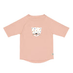 Das rosa, kurzärmelige Kinder UV Shirt mit UV-Schutz 60 kommt mit dem Leopard Print und extra weichem Stoff. Das atmungsaktive und schnelltrocknende Material sorgt für eine angenehme Passform und Badespaß