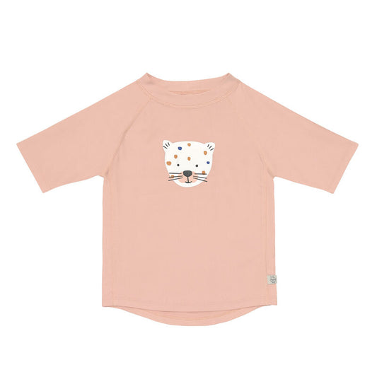 Das rosa, kurzärmelige Kinder UV Shirt mit UV-Schutz 60 kommt mit dem Leopard Print und extra weichem Stoff. Das atmungsaktive und schnelltrocknende Material sorgt für eine angenehme Passform und Badespaß