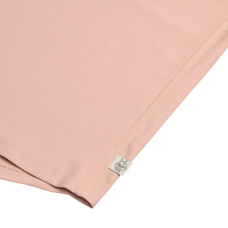Das rosa, kurzärmelige Kinder UV Shirt mit UV-Schutz 60 kommt mit dem Leopard Print und extra weichem Stoff. Das atmungsaktive und schnelltrocknende Material sorgt für eine angenehme Passform und Badespaß