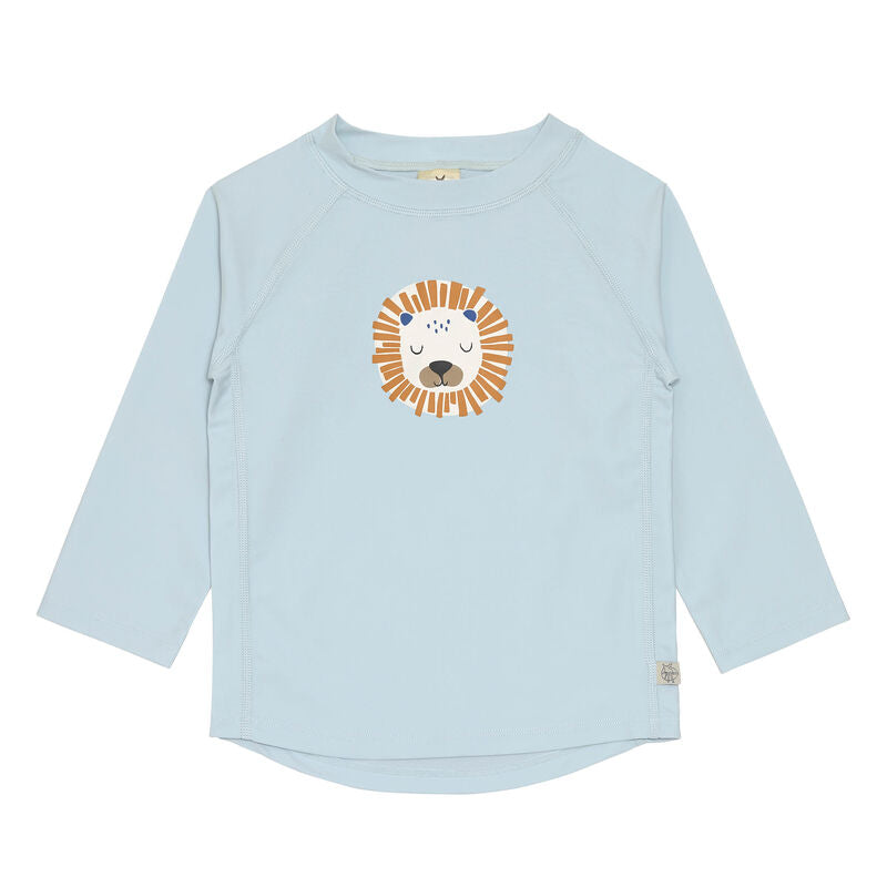 Das hellblaue, langärmelige Kinder UV Shirt mit UV-Schutz 60 kommt mit einem Löwen Print und extra weichem Stoff. Das atmungsaktive und schnelltrocknende Material sorgt für eine angenehme Passform und Badespaß