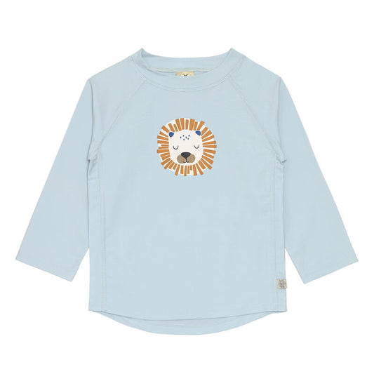 Das hellblaue, langärmelige Kinder UV Shirt mit UV-Schutz 60 kommt mit einem Löwen Print und extra weichem Stoff. Das atmungsaktive und schnelltrocknende Material sorgt für eine angenehme Passform und Badespaß