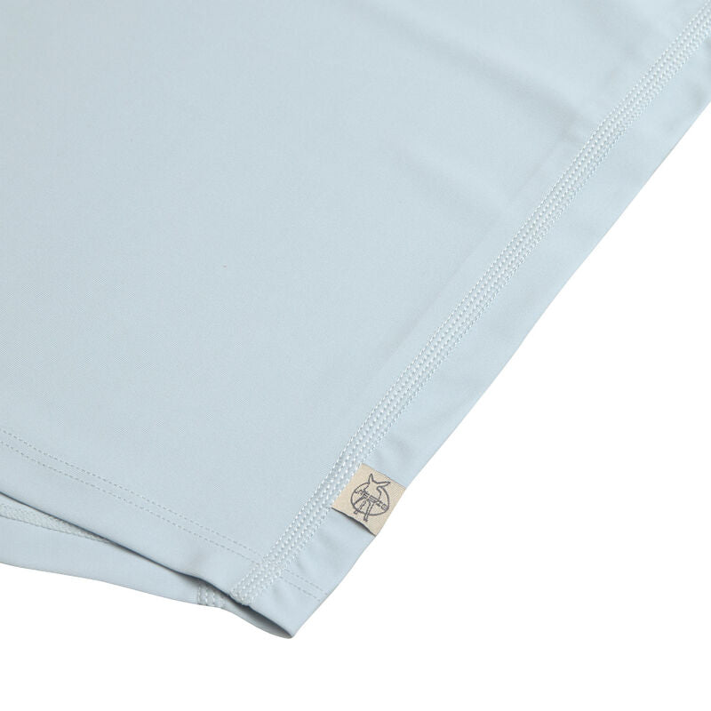 Das hellblaue, langärmelige Kinder UV Shirt mit UV-Schutz 60 kommt mit einem Löwen Print und extra weichem Stoff. Das atmungsaktive und schnelltrocknende Material sorgt für eine angenehme Passform und Badespaß