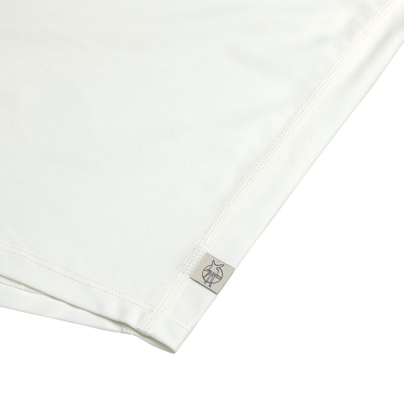 Das weiße, langärmelige Kinder UV Shirt mit UV-Schutz 60 kommt mit einem Kamel Print und extra weichem Stoff. Das atmungsaktive und schnelltrocknende Material sorgt für eine angenehme Passform und Badespaß