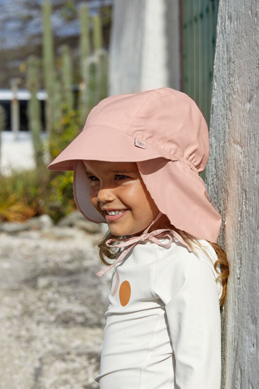 Die pinke Kinder Schirmmütze mit extra langem Nackenschutz schützt dank UV Schutz 80 die empfindliche Kopfhaut. Das schnelltrocknende Obermaterial und die niedlichen Prints sorgen für unbeschwerte Sommertage.