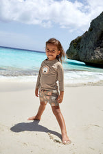 Die kurze Baby Badehose in Braun sorgt dank der integrierten Schwimmwindel, des breiten Bundes und der nahtlosen Verarbeitung im Inneren für ein angenehmes Tragegefühl und Badespaß.